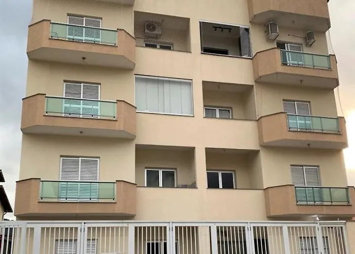 Apto C/2 Quartos Sendo Uma Suite C/Ar E 2Banheiros