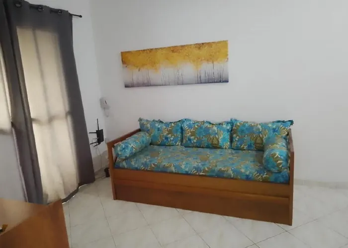 Apto C/2 Quartos Sendo Uma Suite C/Ar E 2Banheiros
