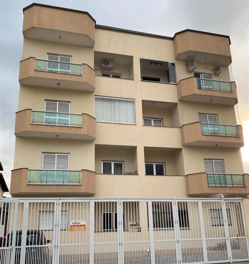 Apto C/2 Quartos Sendo Uma C/ar E 2banheiros Ubatuba