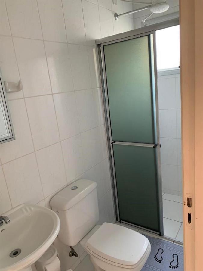 Apto C/2 Quartos Sendo Uma C/ar E 2banheiros